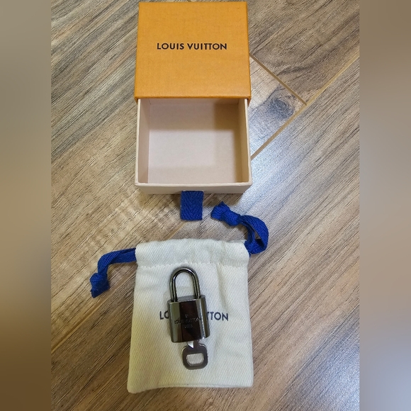 Authentic Louis Vuitton Gunmetal/silver tone lock & key #315 - Picture 3 of 13
